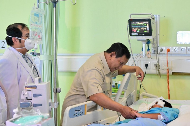 Presiden Prabowo Subianto menjenguk korban peristiwa tabrakan yang melibatkan mobil Satuan Pelayanan Pemenuhan Gizi (SPPG) di Rumah Sakit Umum Daerah (RSUD) Koja, Jakarta, Selasa (16/12/2025). (Dok. BPMI)