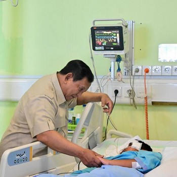 Momen Prabowo Elus Lembut Siswa Korban Tabrakan SPPG SDN Kalibaru 01