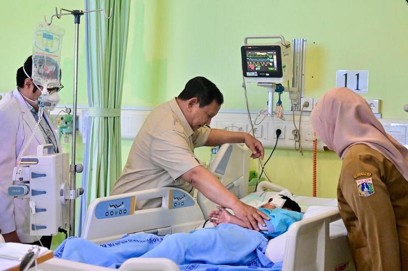 Presiden Prabowo Subianto menjenguk korban peristiwa tabrakan yang melibatkan mobil Satuan Pelayanan Pemenuhan Gizi (SPPG) di Rumah Sakit Umum Daerah (RSUD) Koja, Jakarta, Selasa (16/12/2025). (Dok. BPMI)
