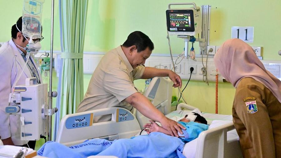 Presiden Prabowo Subianto menjenguk korban peristiwa tabrakan yang melibatkan mobil Satuan Pelayanan Pemenuhan Gizi (SPPG) di Rumah Sakit Umum Daerah (RSUD) Koja, Jakarta, Selasa (16/12/2025). (Dok. BPMI)