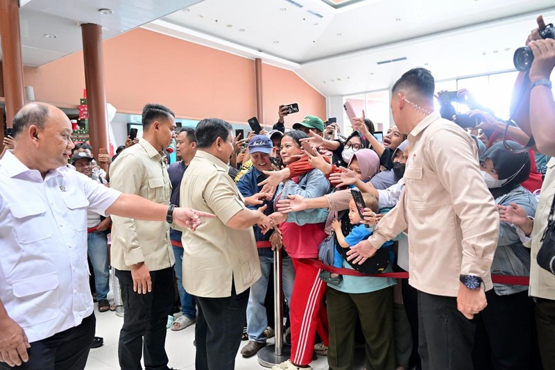 Presiden Prabowo Subianto menjenguk korban peristiwa tabrakan yang melibatkan mobil Satuan Pelayanan Pemenuhan Gizi (SPPG) di Rumah Sakit Umum Daerah (RSUD) Koja, Jakarta, Selasa (16/12/2025). (Dok. BPMI)