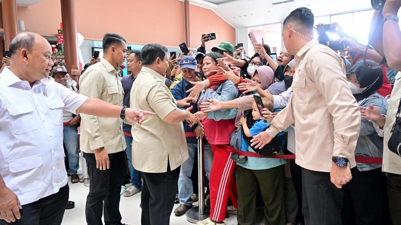Presiden Prabowo Subianto menjenguk korban peristiwa tabrakan yang melibatkan mobil Satuan Pelayanan Pemenuhan Gizi (SPPG) di Rumah Sakit Umum Daerah (RSUD) Koja, Jakarta, Selasa (16/12/2025). (Dok. BPMI)