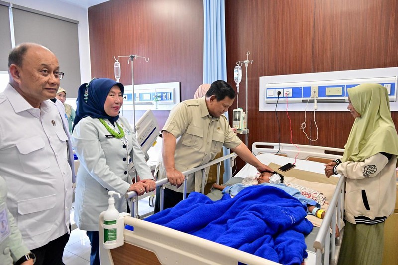 Presiden Prabowo Subianto menjenguk korban peristiwa tabrakan yang melibatkan mobil Satuan Pelayanan Pemenuhan Gizi (SPPG) di Rumah Sakit Umum Daerah (RSUD) Koja, Jakarta, Selasa (16/12/2025). (Dok. BPMI)