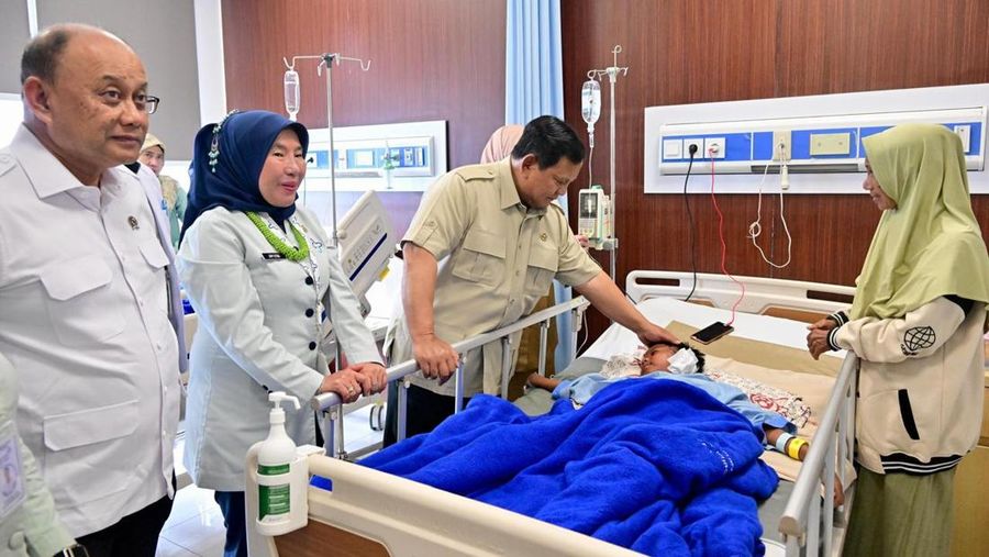 Presiden Prabowo Subianto menjenguk korban peristiwa tabrakan yang melibatkan mobil Satuan Pelayanan Pemenuhan Gizi (SPPG) di Rumah Sakit Umum Daerah (RSUD) Koja, Jakarta, Selasa (16/12/2025). (Dok. BPMI)