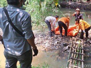 Pria Tanpa Identitas Ditemukan Membusuk di Sungai Kedungpane Cirebon