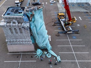 Patung Liberty di Brasil Roboh Diterjang Badai