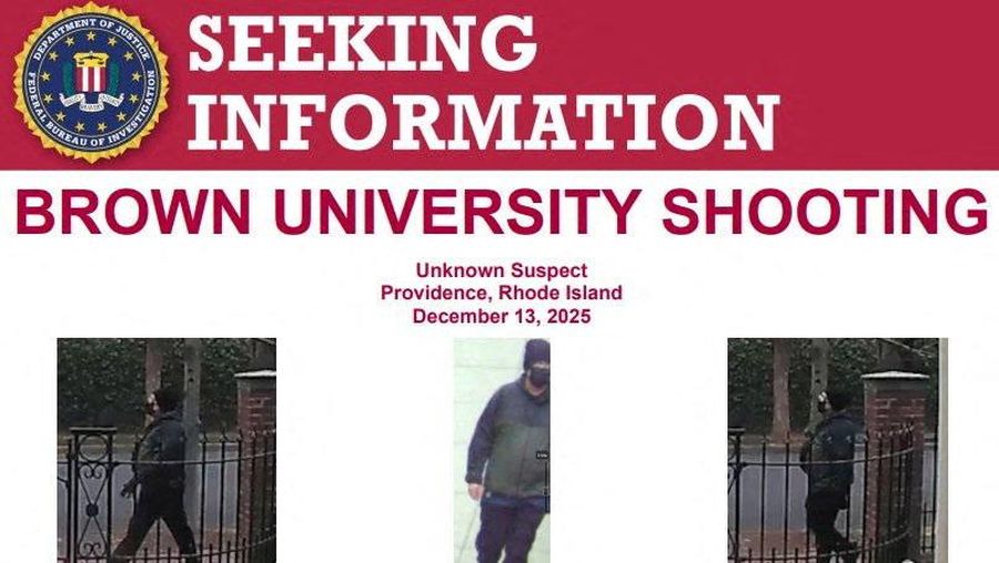 Sebuah gambar yang diunggah ke akun X Direktur FBI Kash Patel dan ditampilkan pada konferensi pers menunjukkan seseorang yang digambarkan sebagai tersangka tak dikenal dalam penembakan Universitas Brown, sementara pencarian pelaku penembakan terus berlanjut, di Providence, Rhode Island, AS, 15 Desember 2025. (FBI/Handout via REUTERS)