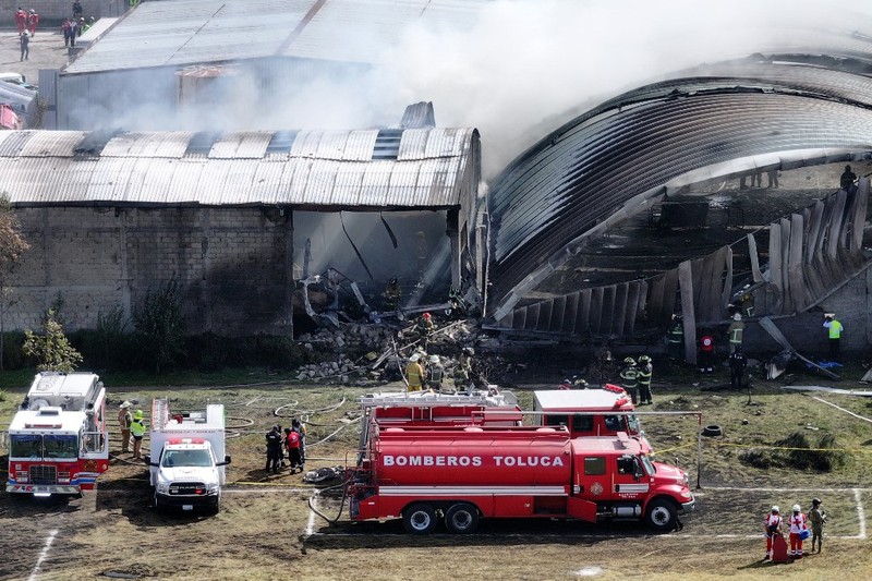 Sebuah pesawat ringan jatuh di wilayah Meksiko bagian tengah saat berupaya melakukan pendaratan darurat, Senin (15/12/2025). (via REUTERS/C5 STATE OF MEXICO)
