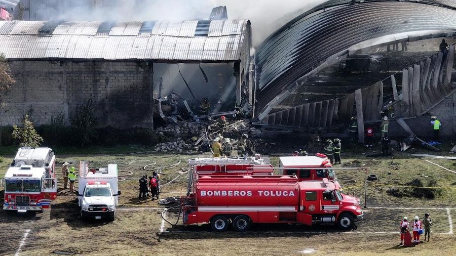 Sebuah pesawat ringan jatuh di wilayah Meksiko bagian tengah saat berupaya melakukan pendaratan darurat, Senin (15/12/2025). (via REUTERS/C5 STATE OF MEXICO)