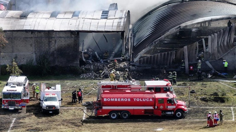 Sebuah pesawat ringan jatuh di wilayah Meksiko bagian tengah saat berupaya melakukan pendaratan darurat, Senin (15/12/2025). (via REUTERS/C5 STATE OF MEXICO)