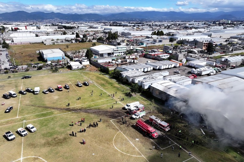 Sebuah pesawat ringan jatuh di wilayah Meksiko bagian tengah saat berupaya melakukan pendaratan darurat, Senin (15/12/2025). (via REUTERS/C5 STATE OF MEXICO)