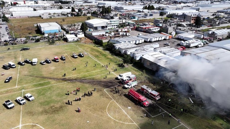 Sebuah pesawat ringan jatuh di wilayah Meksiko bagian tengah saat berupaya melakukan pendaratan darurat, Senin (15/12/2025). (via REUTERS/C5 STATE OF MEXICO)