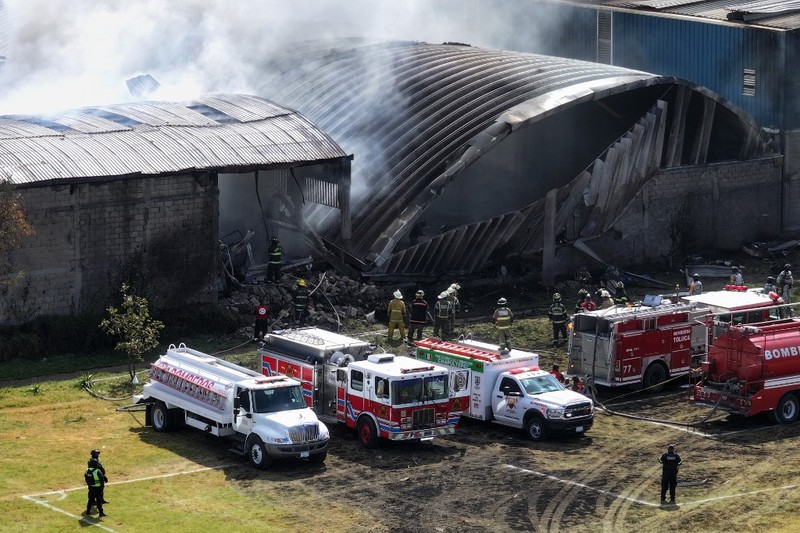 Sebuah pesawat ringan jatuh di wilayah Meksiko bagian tengah saat berupaya melakukan pendaratan darurat, Senin (15/12/2025). (via REUTERS/C5 STATE OF MEXICO)