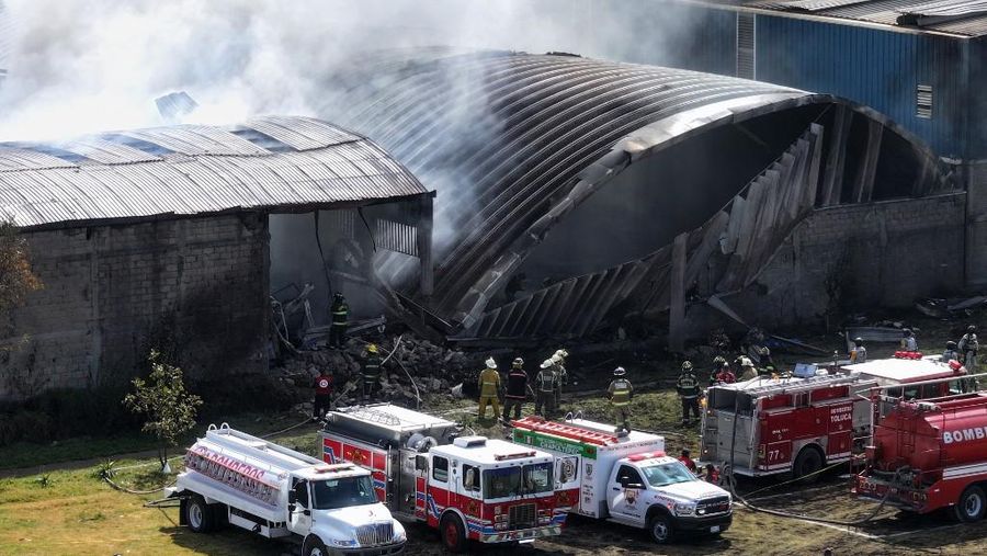 Sebuah pesawat ringan jatuh di wilayah Meksiko bagian tengah saat berupaya melakukan pendaratan darurat, Senin (15/12/2025). (via REUTERS/C5 STATE OF MEXICO)