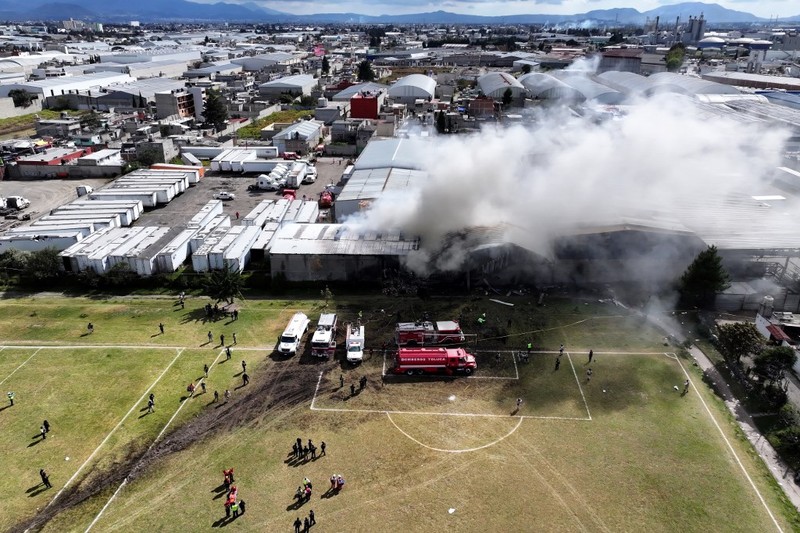Sebuah pesawat ringan jatuh di wilayah Meksiko bagian tengah saat berupaya melakukan pendaratan darurat, Senin (15/12/2025). (via REUTERS/C5 STATE OF MEXICO)