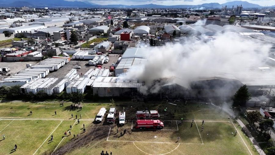 Sebuah pesawat ringan jatuh di wilayah Meksiko bagian tengah saat berupaya melakukan pendaratan darurat, Senin (15/12/2025). (via REUTERS/C5 STATE OF MEXICO)