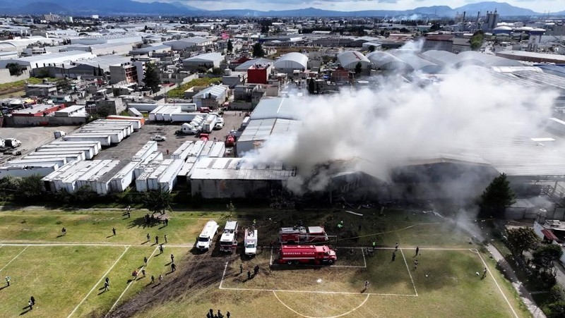 Sebuah pesawat ringan jatuh di wilayah Meksiko bagian tengah saat berupaya melakukan pendaratan darurat, Senin (15/12/2025). (via REUTERS/C5 STATE OF MEXICO)