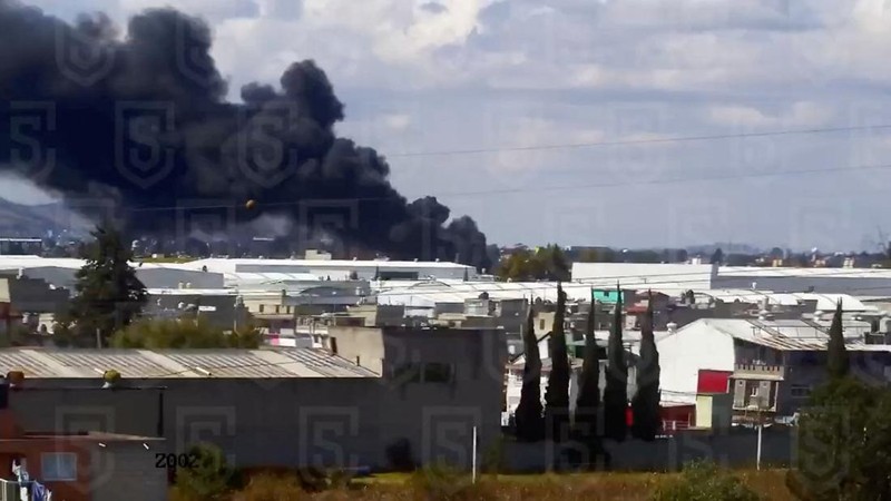 Sebuah pesawat ringan jatuh di wilayah Meksiko bagian tengah saat berupaya melakukan pendaratan darurat, Senin (15/12/2025). (via REUTERS/C5 STATE OF MEXICO)