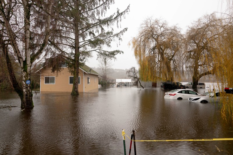 Sebuah tayangan drone menunjukkan area yang tergenang banjir akibat luapan Sungai Green, setelah beberapa aliran atmosfer membawa hujan dan banjir ke wilayah Pasifik Barat Laut, di Kent, Washington, AS, 15 Desember 2025. (REUTERS/David Ryder)