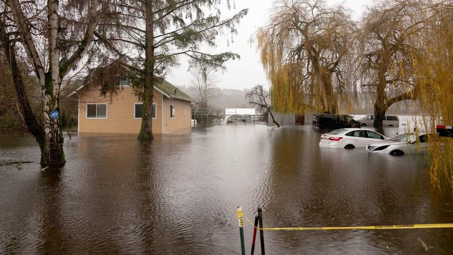 Sebuah tayangan drone menunjukkan area yang tergenang banjir akibat luapan Sungai Green, setelah beberapa aliran atmosfer membawa hujan dan banjir ke wilayah Pasifik Barat Laut, di Kent, Washington, AS, 15 Desember 2025. (REUTERS/David Ryder)