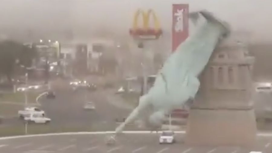 Sebuah replika Patung Liberty setinggi 24 meter roboh setelah badai melanda di luar megastore Havan di Gua&iacute;ba, Rio Grande do Sul, Brasil, Senin (15/12/2025). (Tangkapan Layar X/@TaraBull)