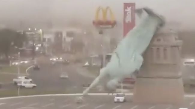 Patung Liberti Roboh Dihantam Badai, Kepala Lepas dari Badan