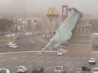 Patung Liberti Roboh Dihantam Badai, Kepala Lepas dari Badan