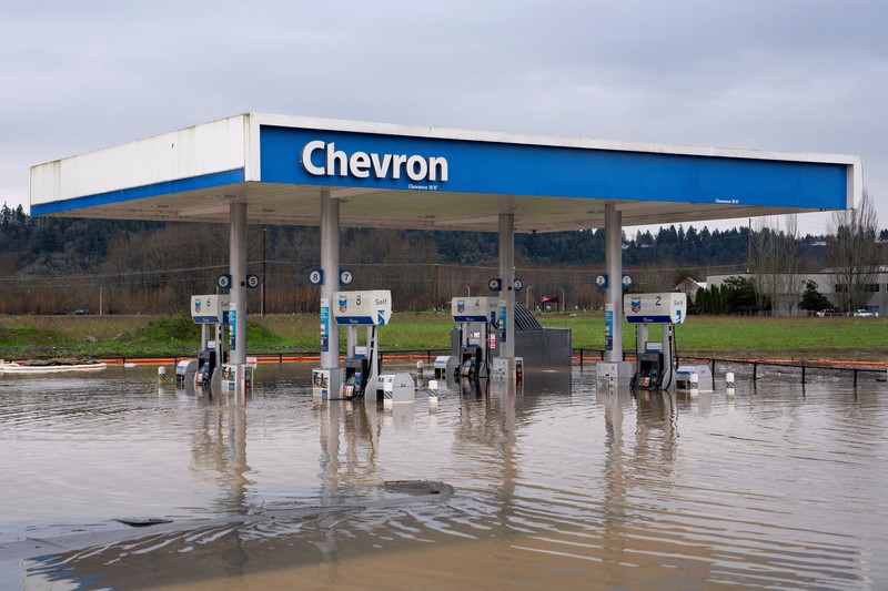 Sebuah tayangan drone menunjukkan area yang tergenang banjir akibat luapan Sungai Green, setelah beberapa aliran atmosfer membawa hujan dan banjir ke wilayah Pasifik Barat Laut, di Kent, Washington, AS, 15 Desember 2025. (REUTERS/David Ryder)