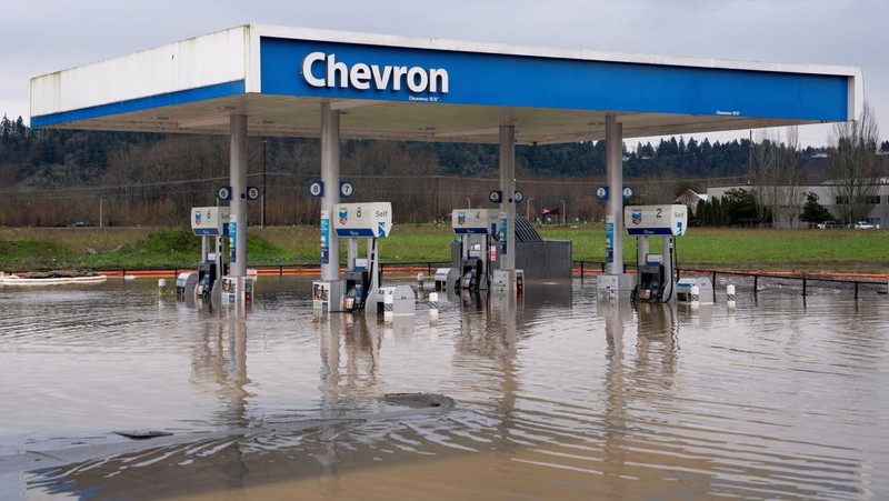 Sebuah tayangan drone menunjukkan area yang tergenang banjir akibat luapan Sungai Green, setelah beberapa aliran atmosfer membawa hujan dan banjir ke wilayah Pasifik Barat Laut, di Kent, Washington, AS, 15 Desember 2025. (REUTERS/David Ryder)