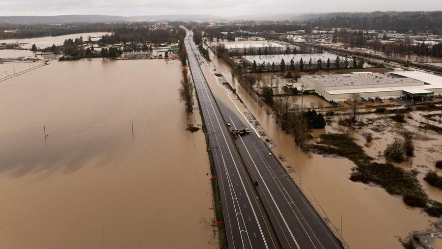 Sebuah tayangan drone menunjukkan area yang tergenang banjir akibat luapan Sungai Green, setelah beberapa aliran atmosfer membawa hujan dan banjir ke wilayah Pasifik Barat Laut, di Kent, Washington, AS, 15 Desember 2025. (REUTERS/David Ryder)