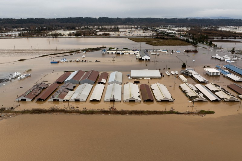 Sebuah tayangan drone menunjukkan area yang tergenang banjir akibat luapan Sungai Green, setelah beberapa aliran atmosfer membawa hujan dan banjir ke wilayah Pasifik Barat Laut, di Kent, Washington, AS, 15 Desember 2025. (REUTERS/David Ryder)