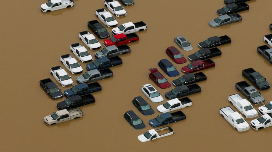 Sebuah tayangan drone menunjukkan area yang tergenang banjir akibat luapan Sungai Green, setelah beberapa aliran atmosfer membawa hujan dan banjir ke wilayah Pasifik Barat Laut, di Kent, Washington, AS, 15 Desember 2025. (REUTERS/David Ryder)