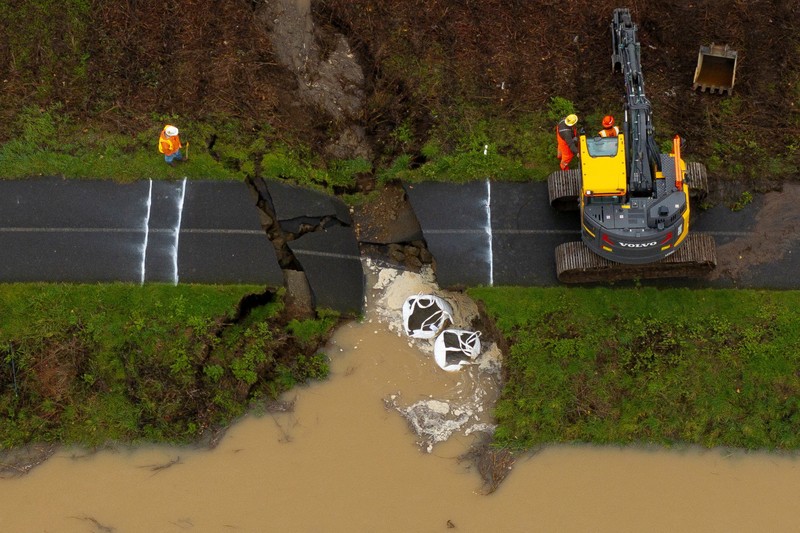 Sebuah tayangan drone menunjukkan area yang tergenang banjir akibat luapan Sungai Green, setelah beberapa aliran atmosfer membawa hujan dan banjir ke wilayah Pasifik Barat Laut, di Kent, Washington, AS, 15 Desember 2025. (REUTERS/David Ryder)