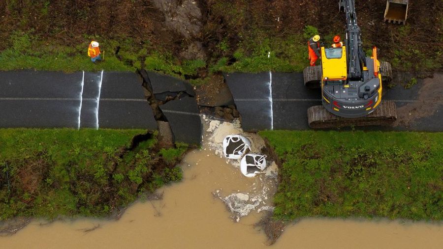 Sebuah tayangan drone menunjukkan area yang tergenang banjir akibat luapan Sungai Green, setelah beberapa aliran atmosfer membawa hujan dan banjir ke wilayah Pasifik Barat Laut, di Kent, Washington, AS, 15 Desember 2025. (REUTERS/David Ryder)