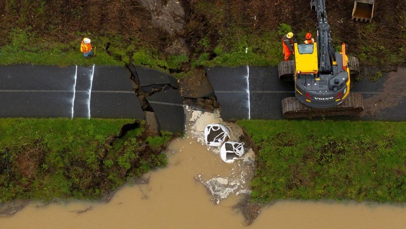 Sebuah tayangan drone menunjukkan area yang tergenang banjir akibat luapan Sungai Green, setelah beberapa aliran atmosfer membawa hujan dan banjir ke wilayah Pasifik Barat Laut, di Kent, Washington, AS, 15 Desember 2025. (REUTERS/David Ryder)