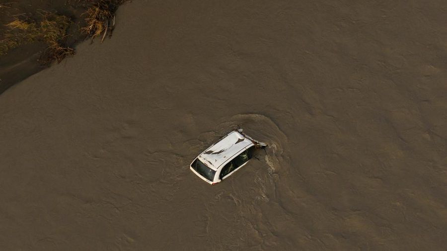Sebuah tayangan drone menunjukkan area yang tergenang banjir akibat luapan Sungai Green, setelah beberapa aliran atmosfer membawa hujan dan banjir ke wilayah Pasifik Barat Laut, di Kent, Washington, AS, 15 Desember 2025. (REUTERS/David Ryder)