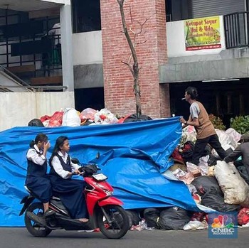 Menggunung, Tumpukan Sampah 'Banjiri' Ciputat Tansel-Ditutupi Terpal