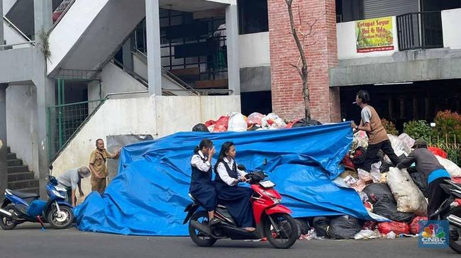 Menggunung, Tumpukan Sampah 'Banjiri' Ciputat Tansel-Ditutupi Terpal