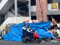Menggunung, Tumpukan Sampah 'Banjiri' Ciputat Tansel-Ditutupi Terpal