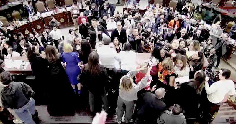 Sekelompok anggota parlemen wanita di Kongres Mexico City, ibu kota Meksiko, terlibat perkelahian fisik saat berdebat di ruang sidang pada Senin (15/12/2025) waktu setempat. Terekam kamera yang menyiarkan langsung, para anggota parlemen wanita saling menjambak rambut dan saling memukul satu sama lain. (REUTERS TV))