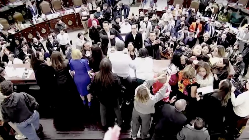 Sekelompok anggota parlemen wanita di Kongres Mexico City, ibu kota Meksiko, terlibat perkelahian fisik saat berdebat di ruang sidang pada Senin (15/12/2025) waktu setempat. Terekam kamera yang menyiarkan langsung, para anggota parlemen wanita saling menjambak rambut dan saling memukul satu sama lain. (REUTERS TV))