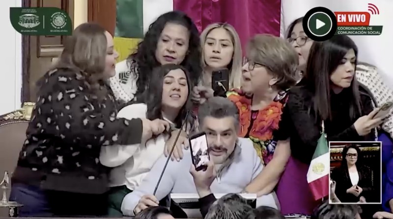 Sekelompok anggota parlemen wanita di Kongres Mexico City, ibu kota Meksiko, terlibat perkelahian fisik saat berdebat di ruang sidang pada Senin (15/12/2025) waktu setempat. Terekam kamera yang menyiarkan langsung, para anggota parlemen wanita saling menjambak rambut dan saling memukul satu sama lain. (REUTERS TV))