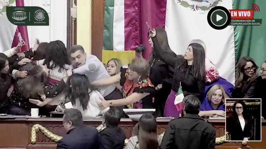 Sekelompok anggota parlemen wanita di Kongres Mexico City, ibu kota Meksiko, terlibat perkelahian fisik saat berdebat di ruang sidang pada Senin (15/12/2025) waktu setempat. Terekam kamera yang menyiarkan langsung, para anggota parlemen wanita saling menjambak rambut dan saling memukul satu sama lain. (REUTERS TV))