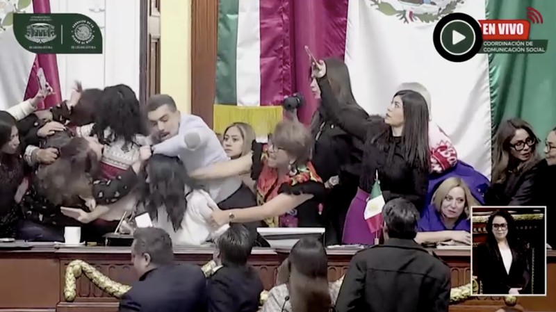 Sekelompok anggota parlemen wanita di Kongres Mexico City, ibu kota Meksiko, terlibat perkelahian fisik saat berdebat di ruang sidang pada Senin (15/12/2025) waktu setempat. Terekam kamera yang menyiarkan langsung, para anggota parlemen wanita saling menjambak rambut dan saling memukul satu sama lain. (REUTERS TV))