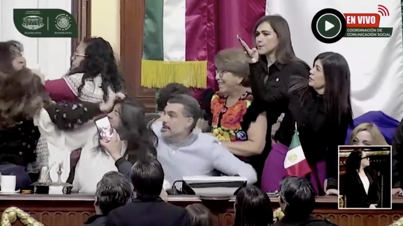 Sekelompok anggota parlemen wanita di Kongres Mexico City, ibu kota Meksiko, terlibat perkelahian fisik saat berdebat di ruang sidang pada Senin (15/12/2025) waktu setempat. Terekam kamera yang menyiarkan langsung, para anggota parlemen wanita saling menjambak rambut dan saling memukul satu sama lain. (REUTERS TV))