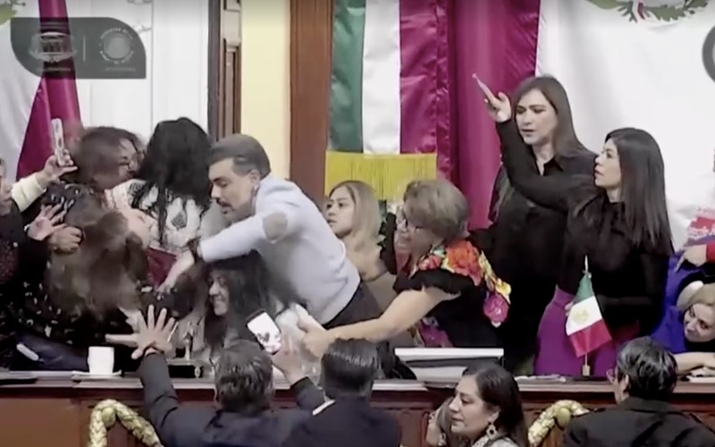 Sekelompok anggota parlemen wanita di Kongres Mexico City, ibu kota Meksiko, terlibat perkelahian fisik saat berdebat di ruang sidang pada Senin (15/12/2025) waktu setempat. Terekam kamera yang menyiarkan langsung, para anggota parlemen wanita saling menjambak rambut dan saling memukul satu sama lain. (REUTERS TV))