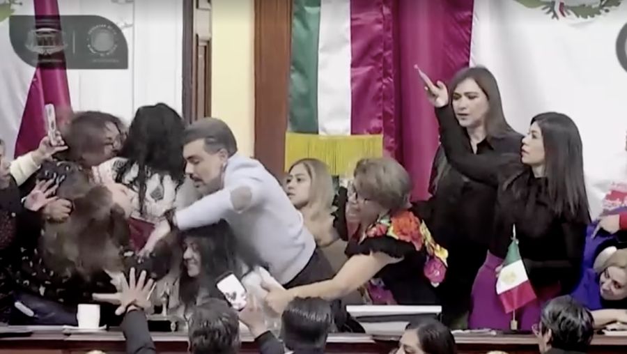 Sekelompok anggota parlemen wanita di Kongres Mexico City, ibu kota Meksiko, terlibat perkelahian fisik saat berdebat di ruang sidang pada Senin (15/12/2025) waktu setempat. Terekam kamera yang menyiarkan langsung, para anggota parlemen wanita saling menjambak rambut dan saling memukul satu sama lain. (REUTERS TV))