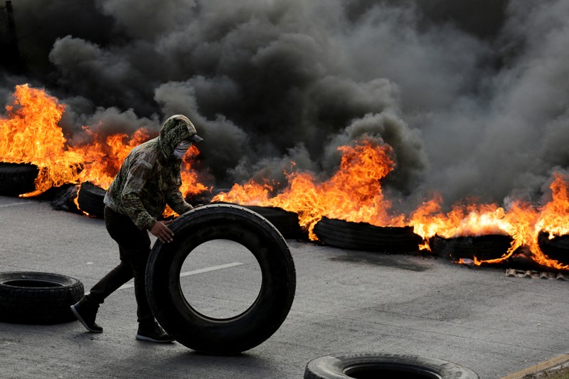 Para pendukung calon presiden Salvador Nasralla dari Partai Liberal berunjuk rasa di depan polisi anti huru hara, lebih dari dua minggu setelah pemilihan presiden, karena penghitungan suara masih terhenti di tengah surat suara yang belum dihitung, tuduhan kecurangan, dan kegagalan sistem pemilu, di Tegucigalpa, Honduras, 15 Desember 2025. (REUTERS/Fredy Rodriguez)