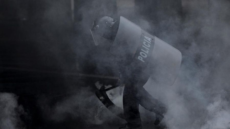 Para pendukung calon presiden Salvador Nasralla dari Partai Liberal berunjuk rasa di depan polisi anti huru hara, lebih dari dua minggu setelah pemilihan presiden, karena penghitungan suara masih terhenti di tengah surat suara yang belum dihitung, tuduhan kecurangan, dan kegagalan sistem pemilu, di Tegucigalpa, Honduras, 15 Desember 2025. (REUTERS/Fredy Rodriguez)