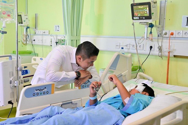 Presiden Prabowo Subianto menjenguk korban peristiwa tabrakan yang melibatkan mobil Satuan Pelayanan Pemenuhan Gizi (SPPG) di Rumah Sakit Umum Daerah (RSUD) Koja, Jakarta, Selasa (16/12/2025). (Dok. BPMI)